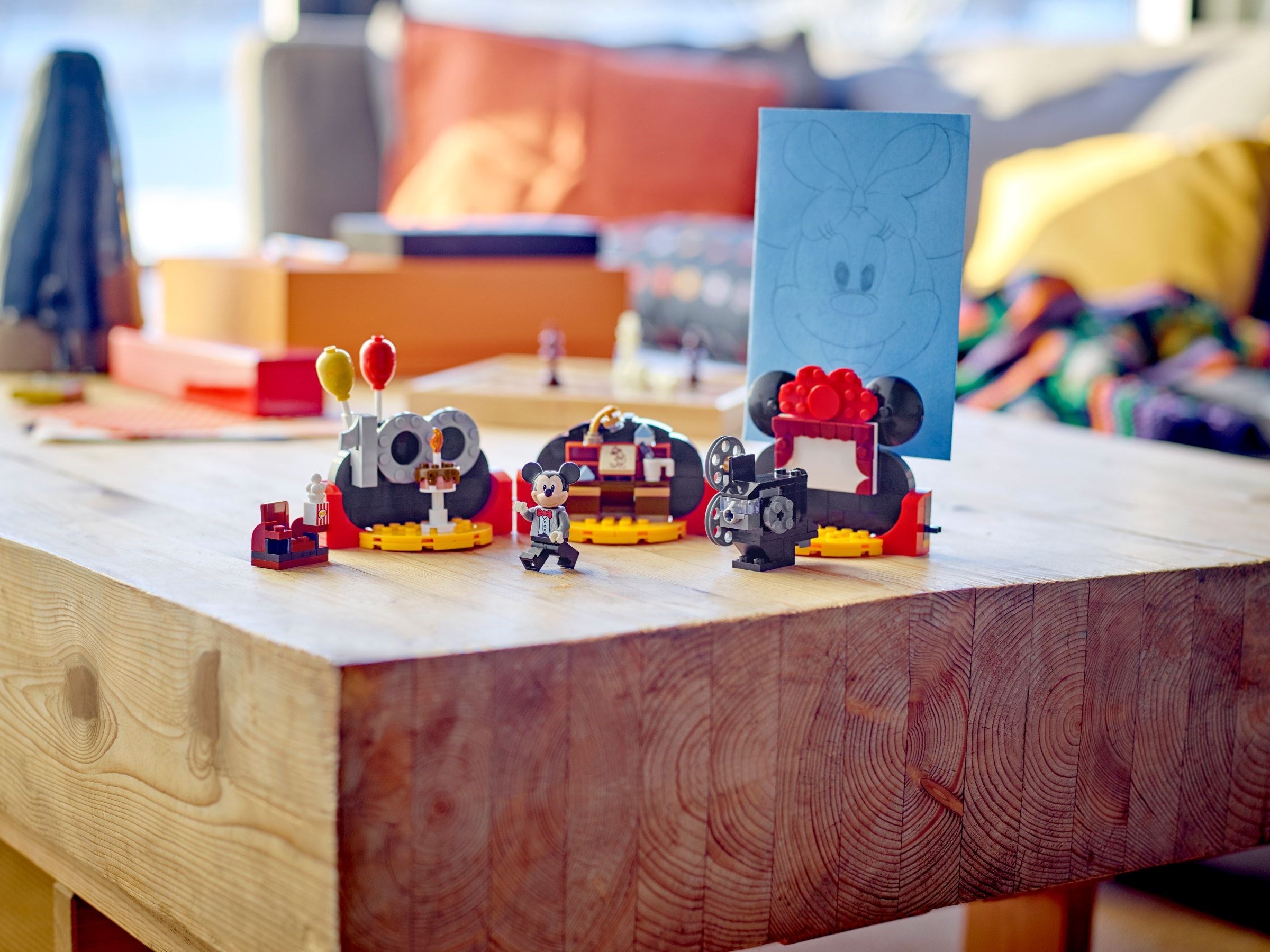 Zdjęcie galerii dla zestawu LEGO Disney 40600 Świętowanie stulecia Disneya Myszka Miki Świecący klocek