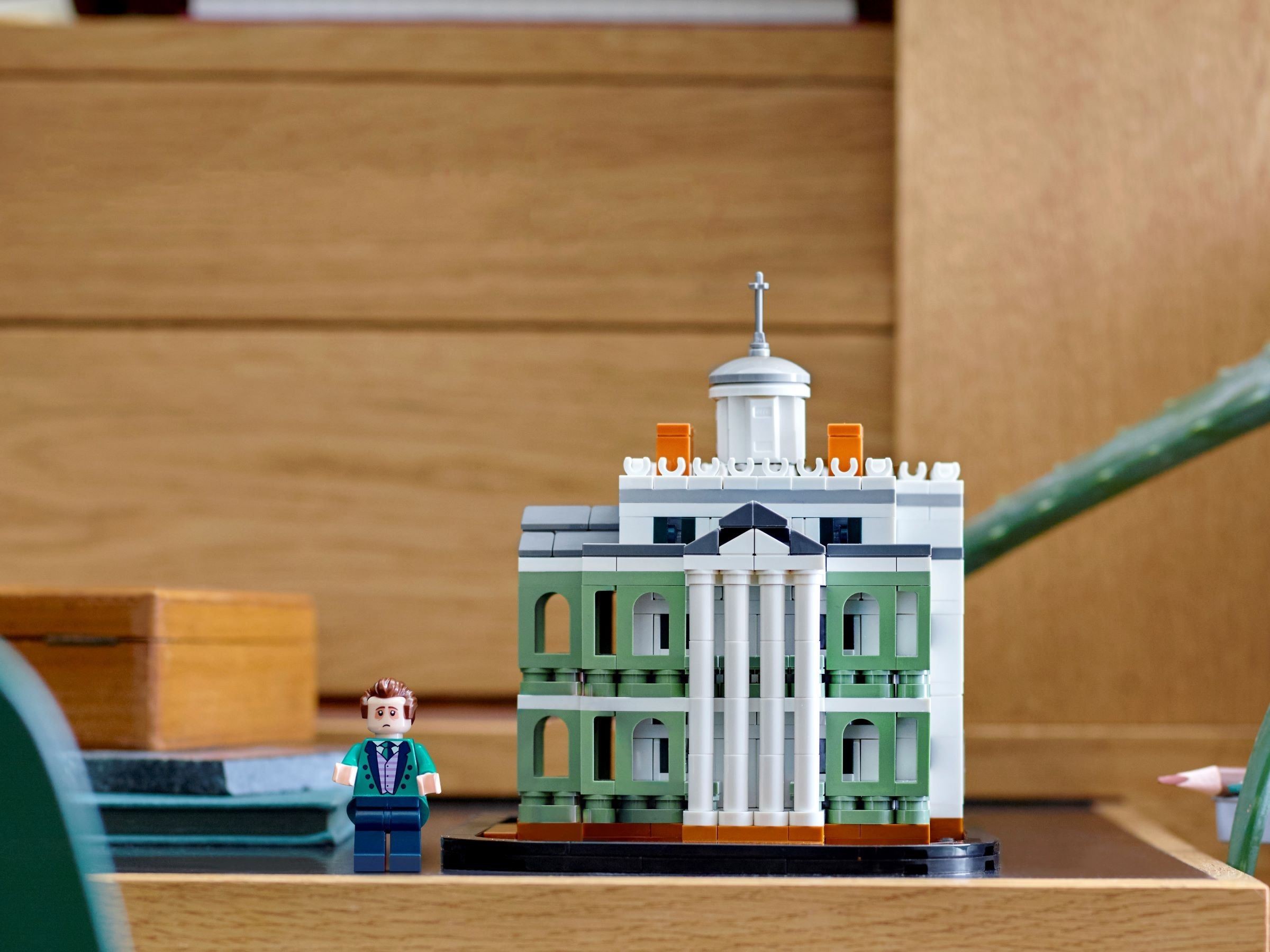 Zdjęcie galerii dla zestawu LEGO Disney 40521 Nawiedzona rezydencja Nawiedzony Dwór Kamerdyner
