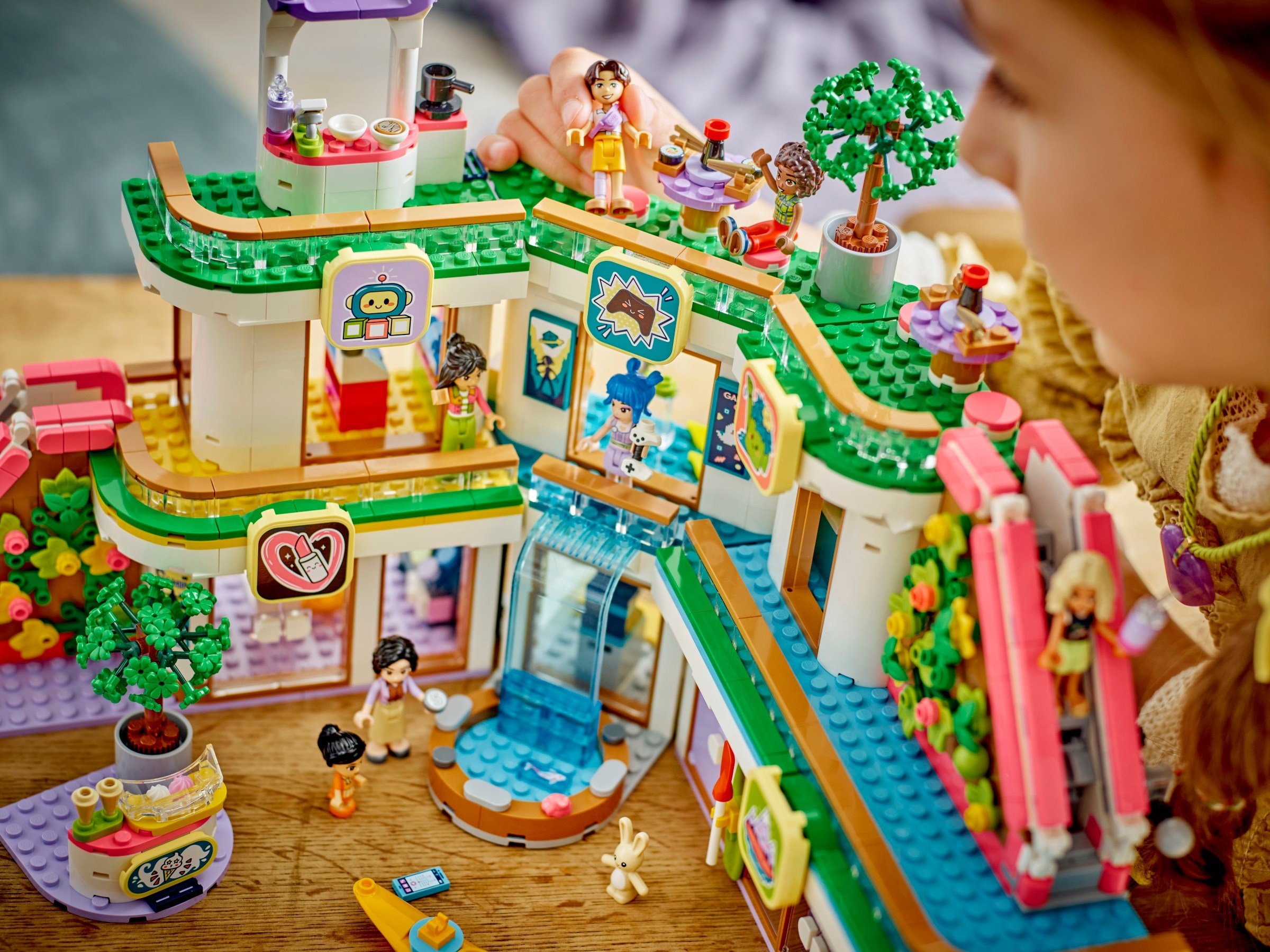 Zdjęcie galerii dla zestawu LEGO Friends Centrum handlowe w Heartlake City 42604 market sklep